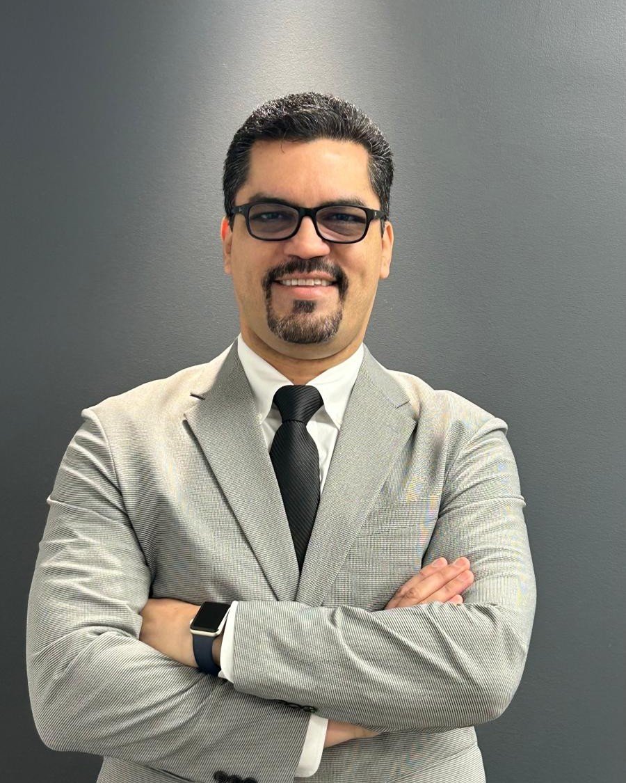 Jesús Espinoza, founder of The House of Routing, facing the camera with arms crossed